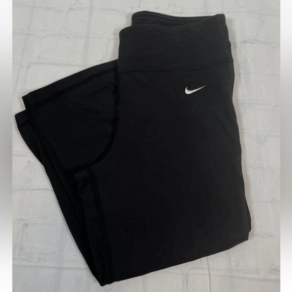 Nike Black Cropped Capri Leggings Woman’s Size XS Athletic Sporty Pants Classic - Picture 1 of 11